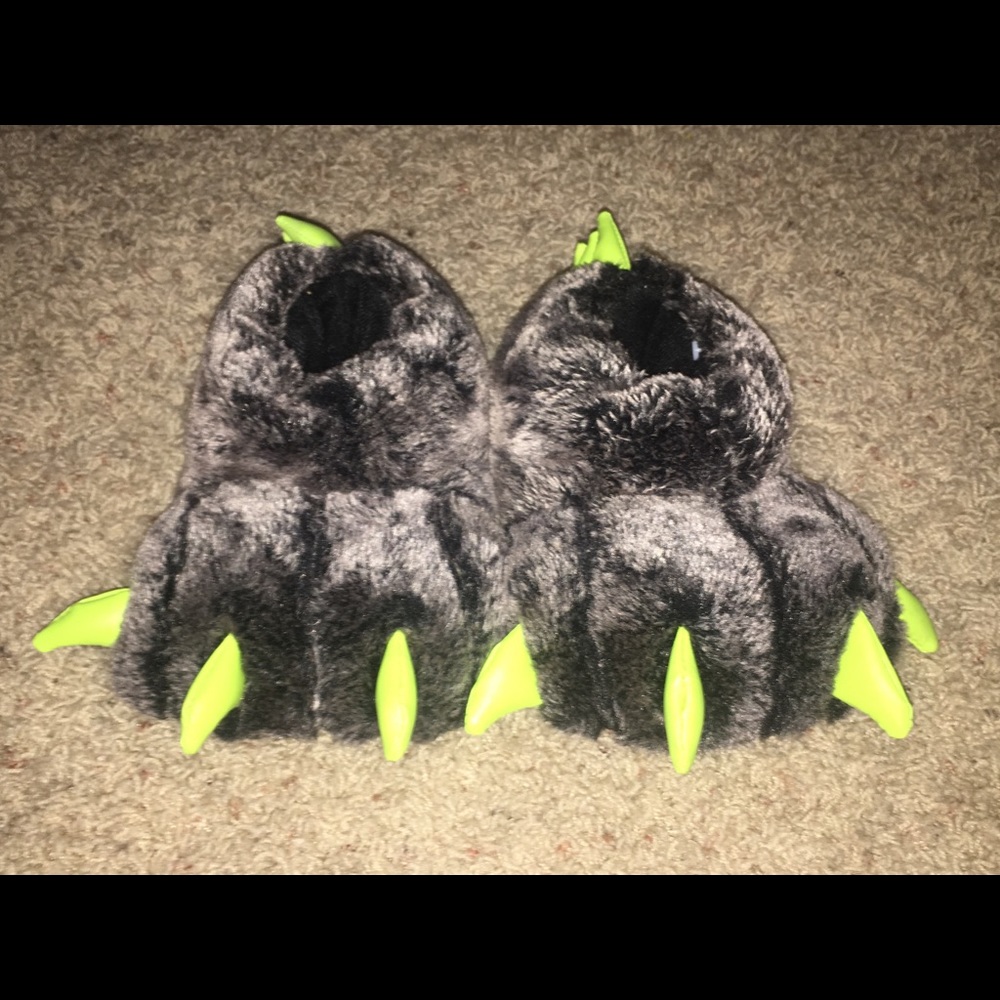 2t slippers never worn